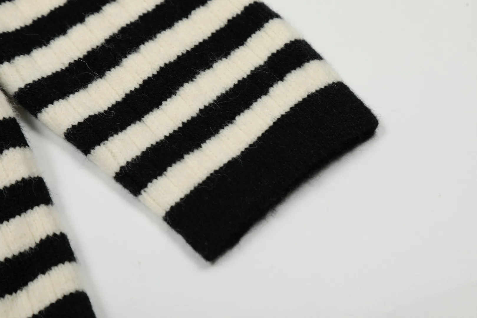 VIVI top quality-Japan limited edition" vivienne west wood 25th autumn and winter new style Saturn embroidery small V-neck pullover Size: S -M- L Color: black and white stripes